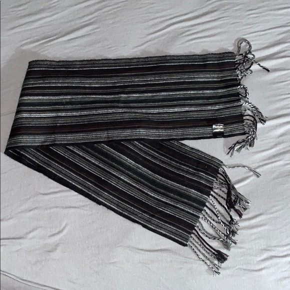 A scarf - Picture 1 of 1